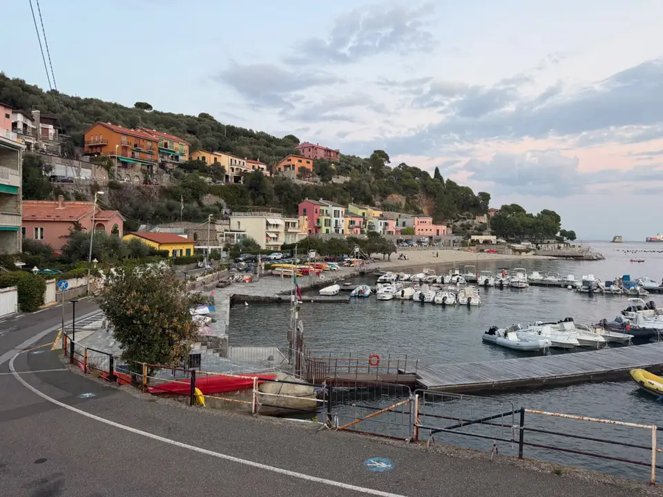 Přístav a barevné domy v Le Grazie