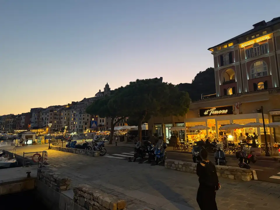 Nábřeží Porto Venere za soumraku