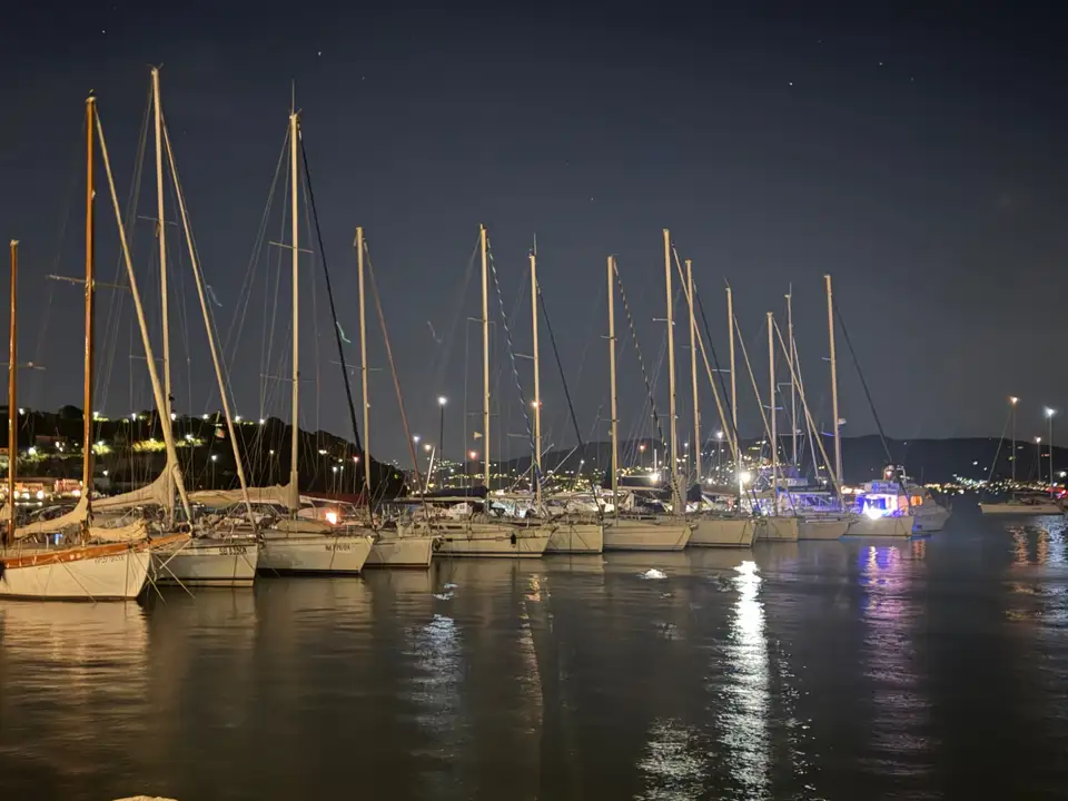 Noční přístav s plachetnicemi v okolí Porto Venere