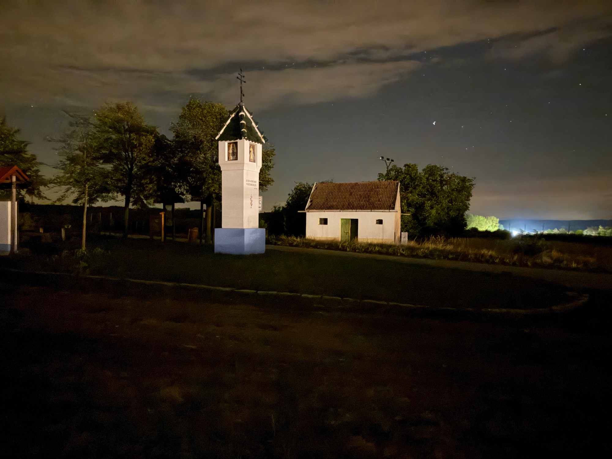 Kaplička u cesty vedoucí k Hradišťku ve Velkých Bílovicích v noci