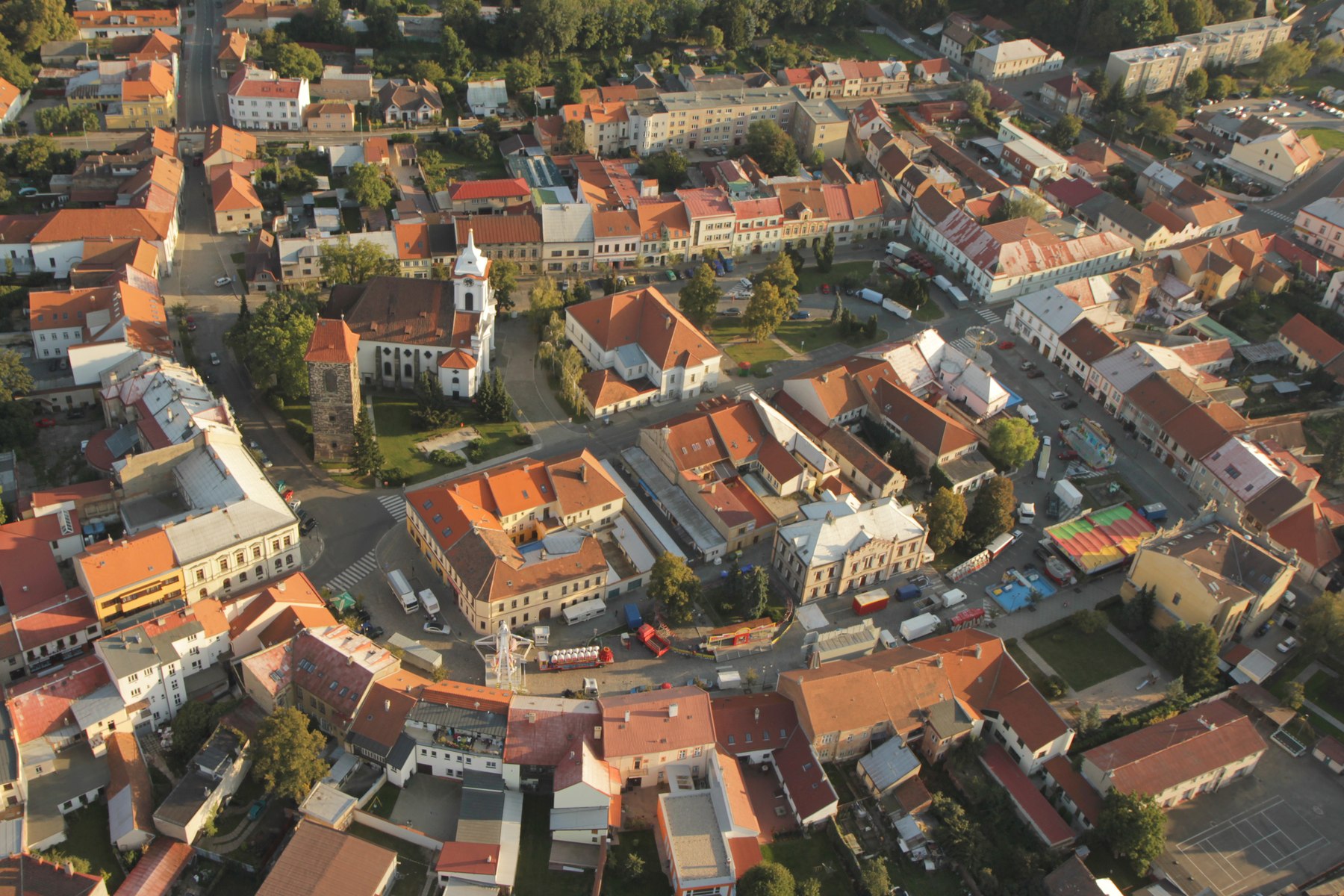 Letecký pohled na historické centrum Českého Brodu s kostelem a náměstími