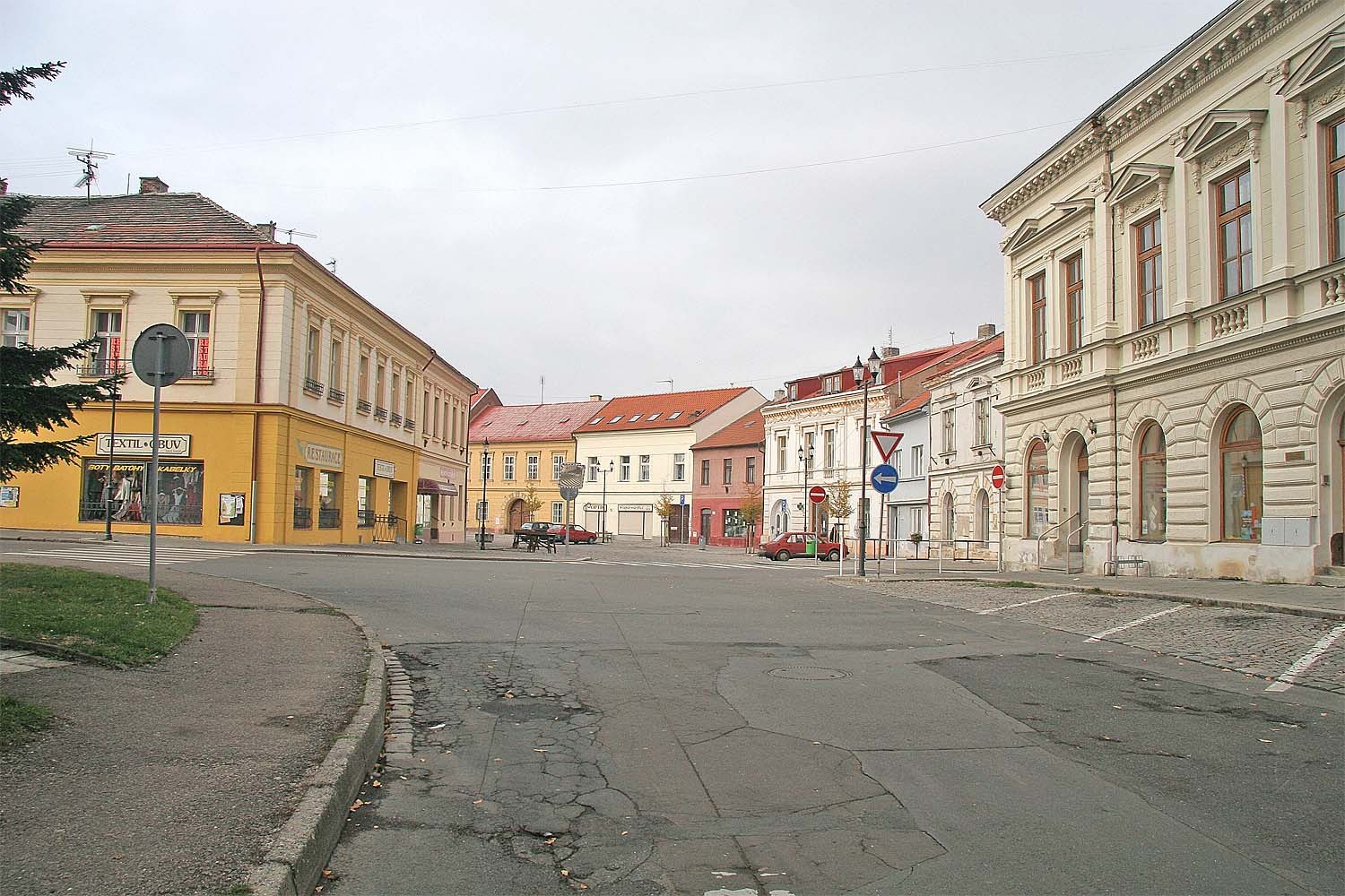 Pohled z náměstí Arnošta z Pardubic směrem na Husovo náměstí v Českém Brodě